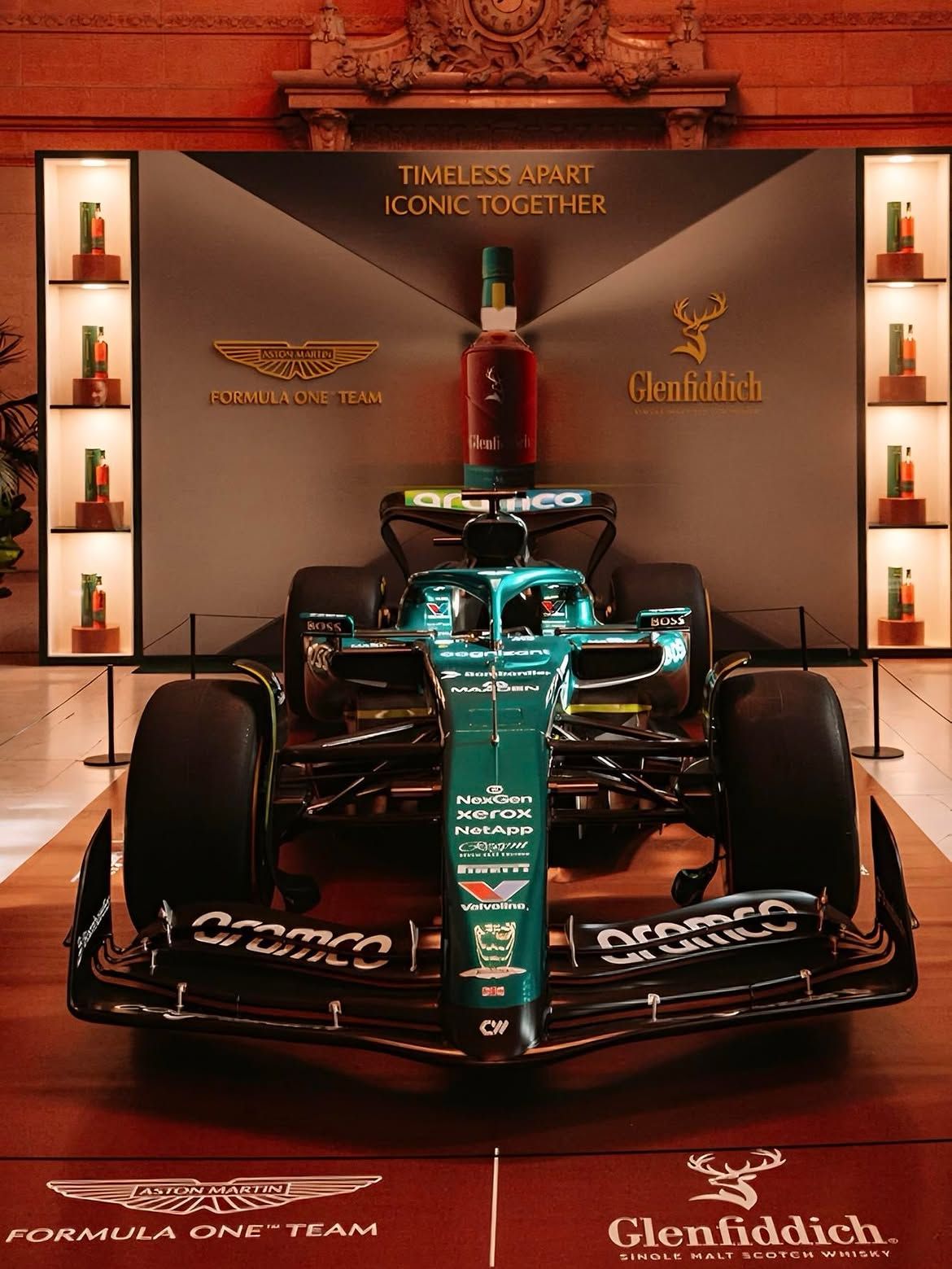 글렌피딕과 애스터마틴 F1팀의 협업을 상징하며 더현대 서울 팝업 공간에 전시된 실제 레이싱카. / 이미지 출처 : @1club.kr 인스타그램