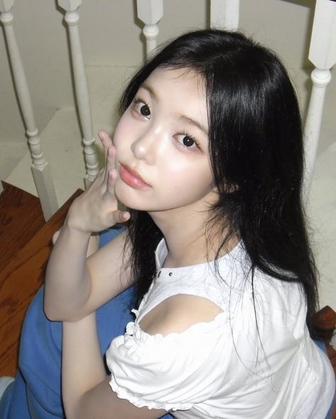 하츠투하츠가 사용하는 삼성 VLUU ES30 / 이미지 출처: 하츠투하츠 공식 인스타그램