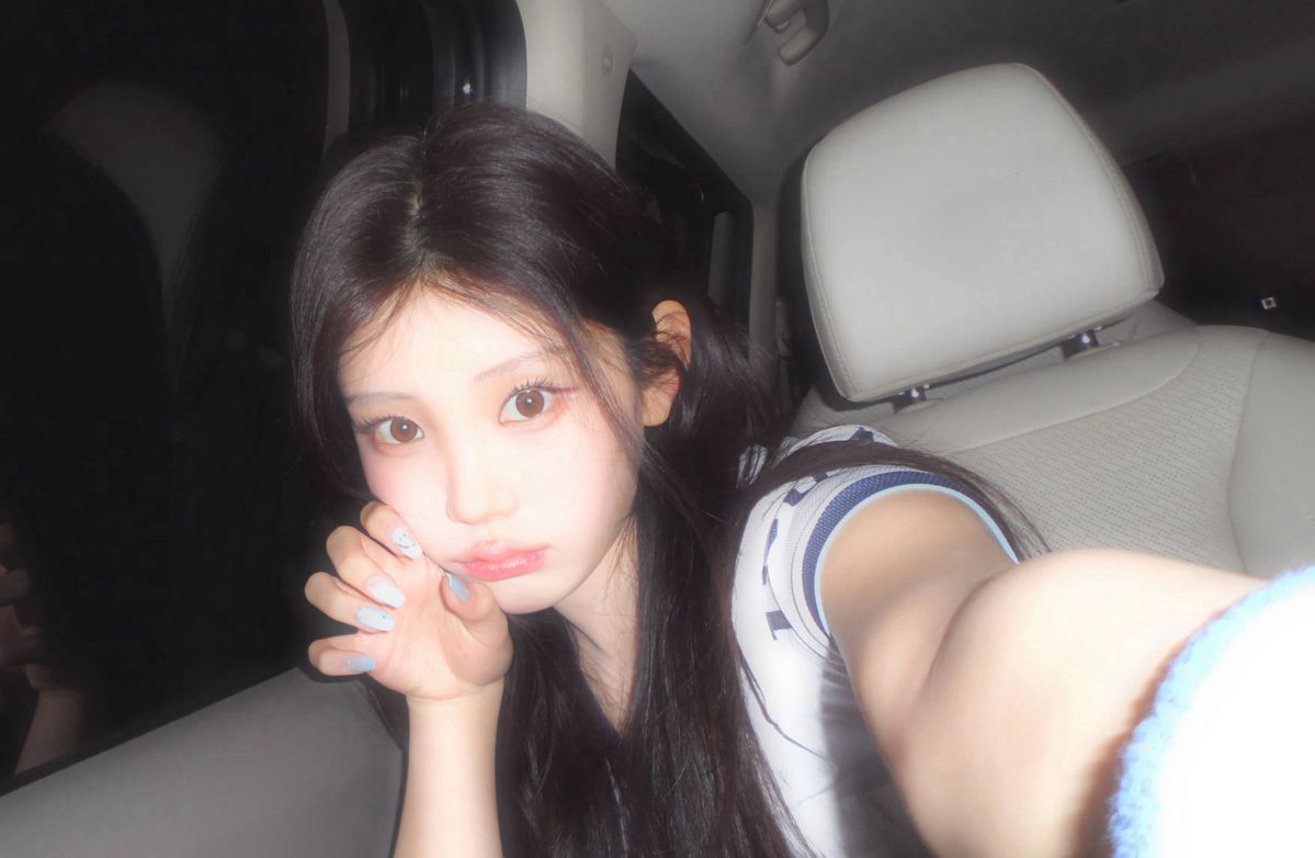 아일릿 원희가 사용하는 삼성 미러팝 연출컷 / 이미지 출처: 아일릿 위버스 커뮤니티