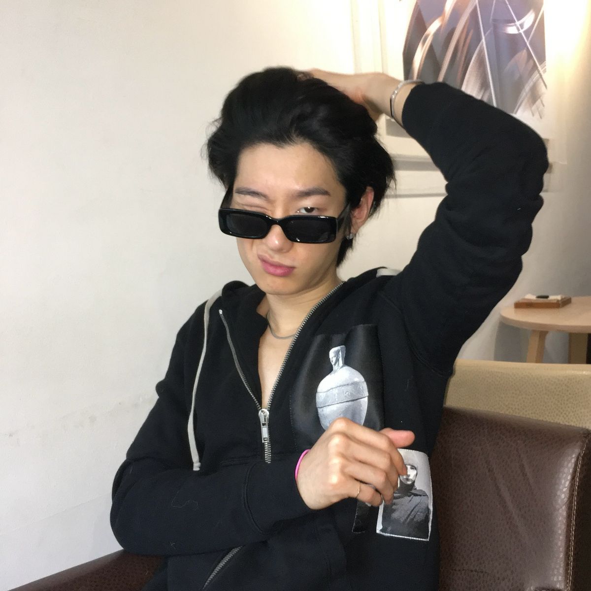 릭 오웬스의 블랙 후드 집업을 착용한 나우아임영 / 이미지 출처: 인스타그램 @is_you_swagger