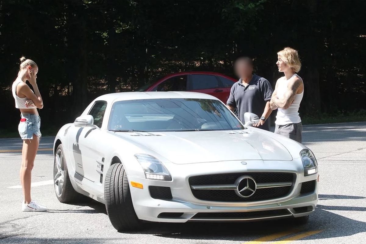 저스틴 비버와 헤일리 비버가 데이트를 하던 중 교차로 한복판에서 고장이 나버린 AMG SLS / 이미지 출처: MATT AGUDO