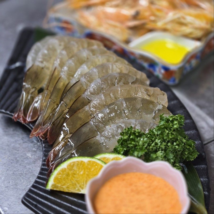 손질된 새우 약 10마리와 새우 머리 튀김, 샐러드, 감태 등이 한상에 나오는 해물기와 생새우회 메뉴 / 이미지 출처: 해물기와 인스타그램