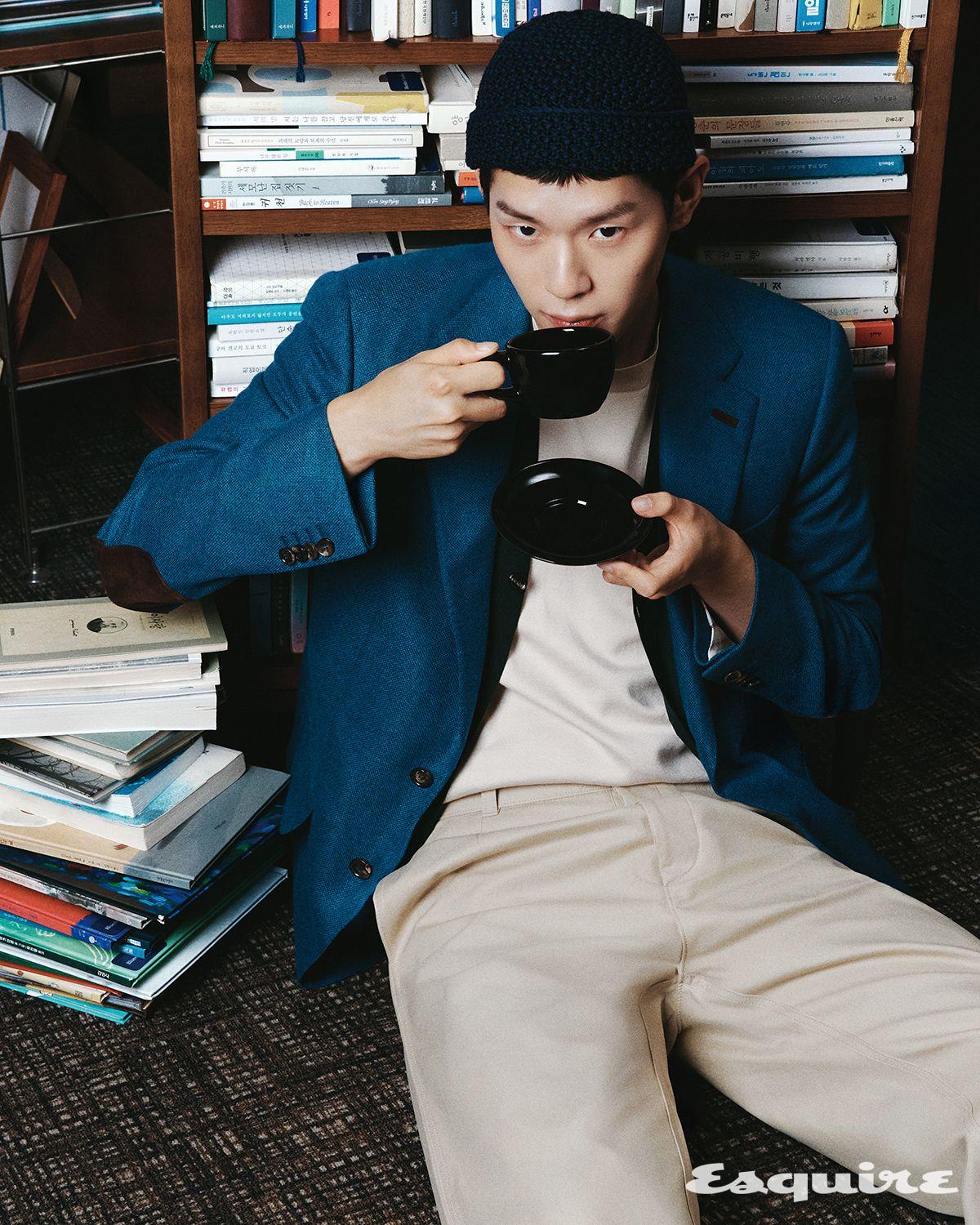 블루 캐시미어 토리노 싱글브레스티드 재킷, 다크그린 코튼 베스트, 화이트 피촐라 크루넥 스웨터, 베이지 코튼 후지 팬츠, 네이비 파인 비니 모두 로로피아나.
