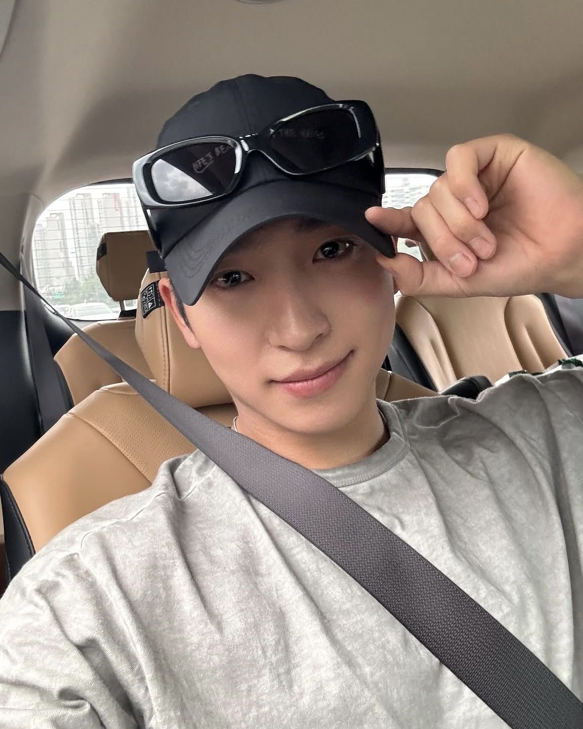 블랙 볼캡과 선글라스로 편안한 데일리 룩을 완성한 더보이즈 상연의 셀카. / 이미지 출처: 상연 인스타그램 