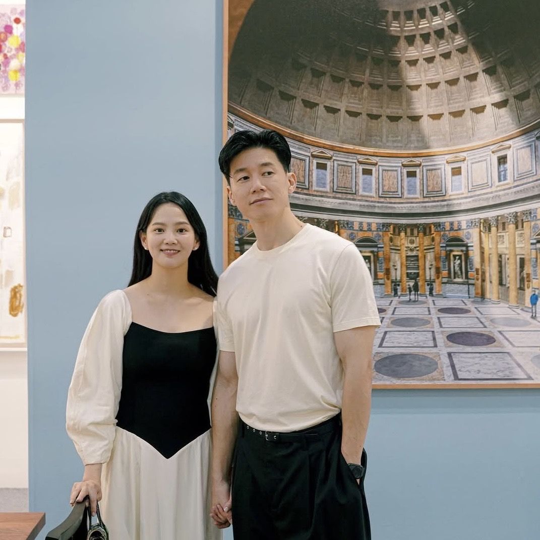 블랙과 아이보리 컬러를 서로 다르게 조합해 자연스럽게 연결한 윤승아와 김무열. / 이미지 출처: 윤승아 인스타그램 (@doflwl)