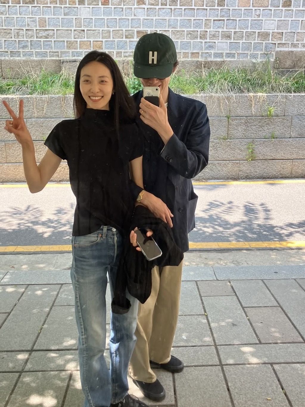 서로 다른 아이템을 비슷한 캐주얼 무드로 연출한 김원중과 곽지영. / 이미지 출처: 김원중 인스타그램 (@keemwj)