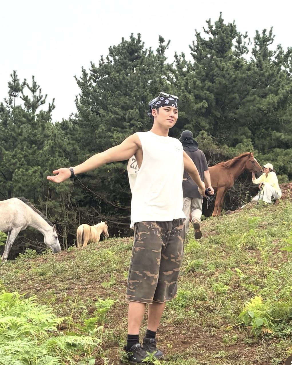 여행지에서 여유로운 한때를 보내는 세븐틴 민규. / 이미지 출처: 민규 인스타그램 