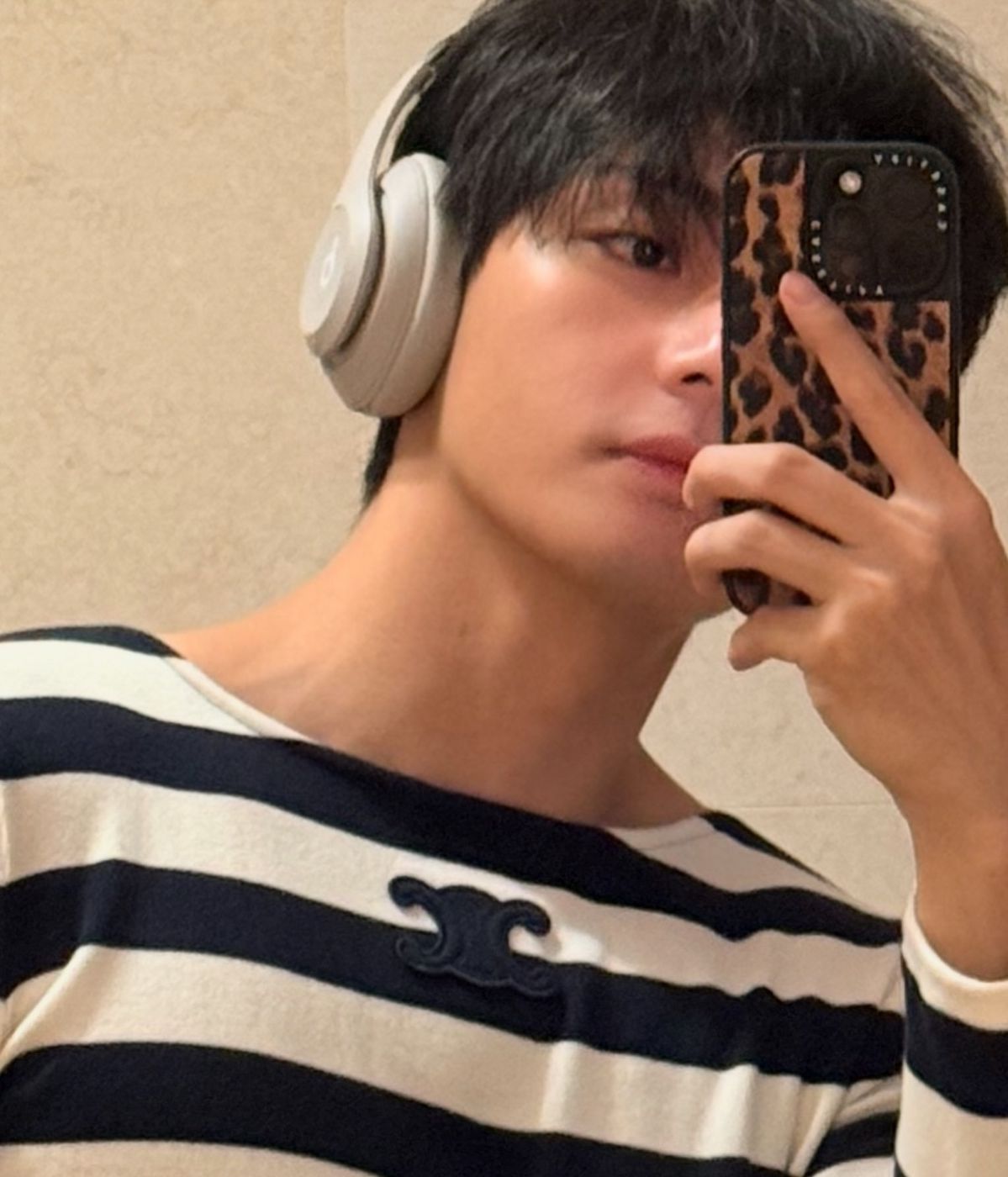 운동할 때도 공항에서도 뷔의 곁을 지키는 Beats Studio Pro. / 이미지 출처: 인스타그램 @thv
