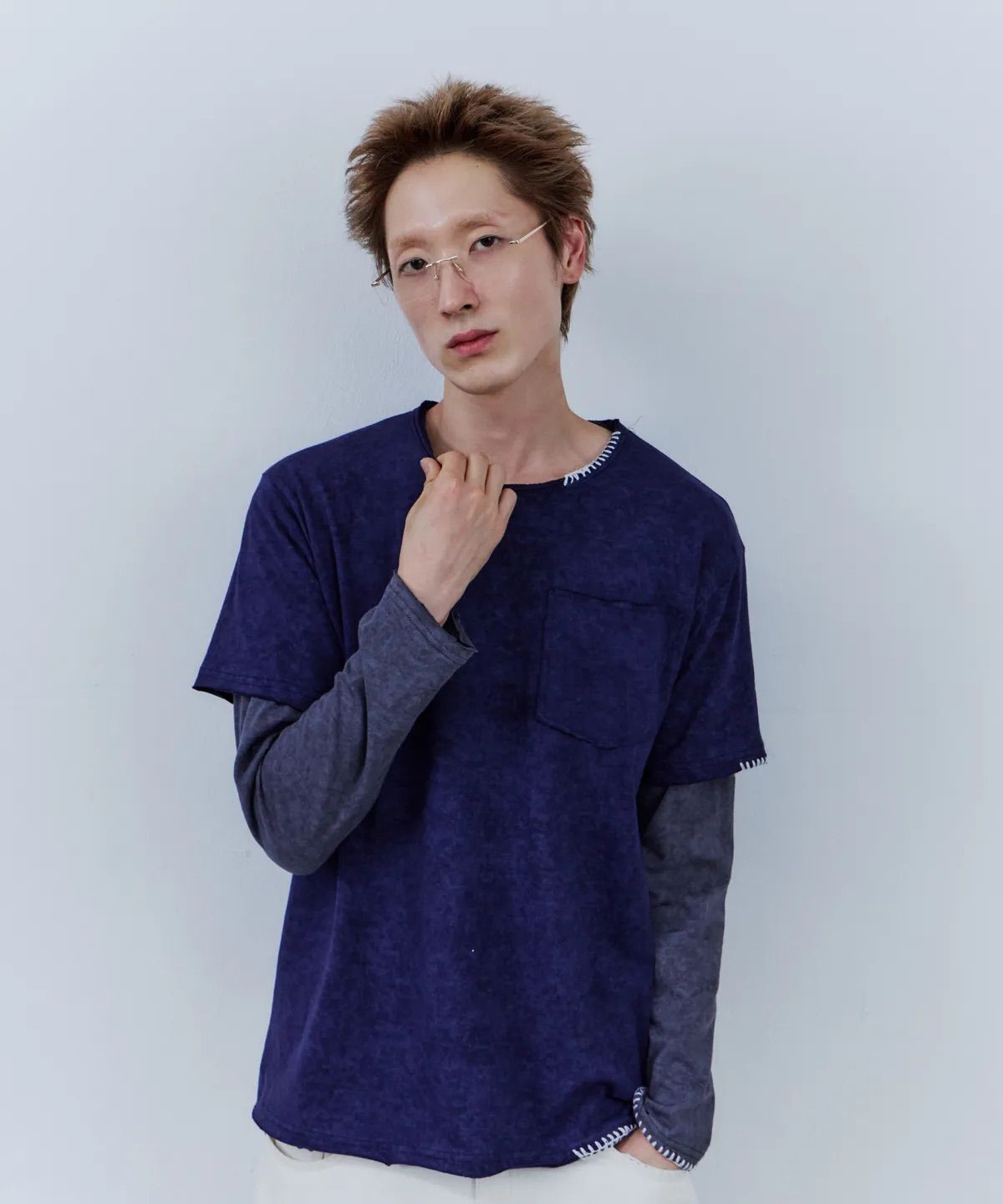 차분한 블루 컬러와 여유 있는 실루엣의 노쿨러스 반팔 티셔츠. / 이미지 출처: 무신사