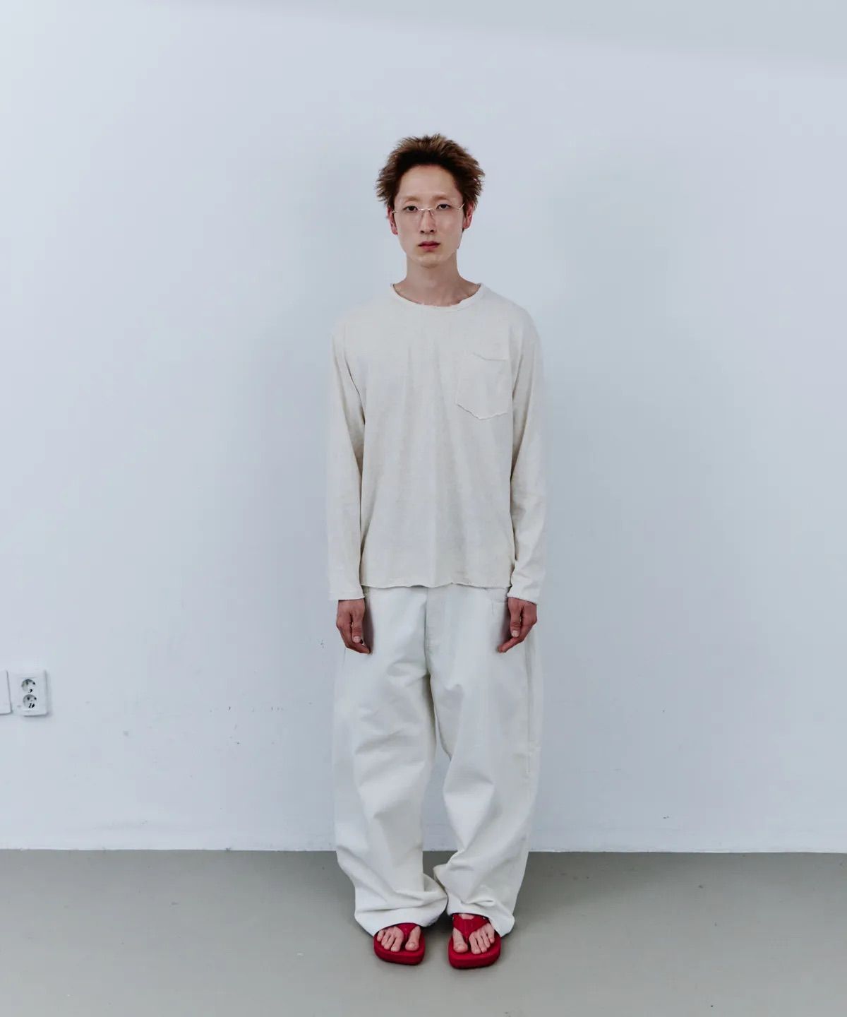 단독으로도 레이어드로도 활용하기 좋은 노쿨러스 크림 긴팔 티셔츠. / 이미지 출처: 무신사