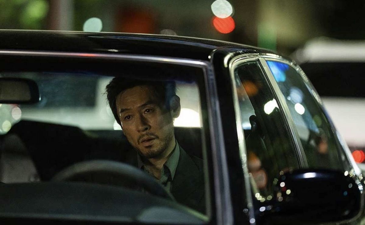 문재와 함께 들쥐의 정체를 쫓는 사채업자 노자 역의 설경구. / 이미지 출처: 넷플릭스 인스타그램 (@netflixkr)