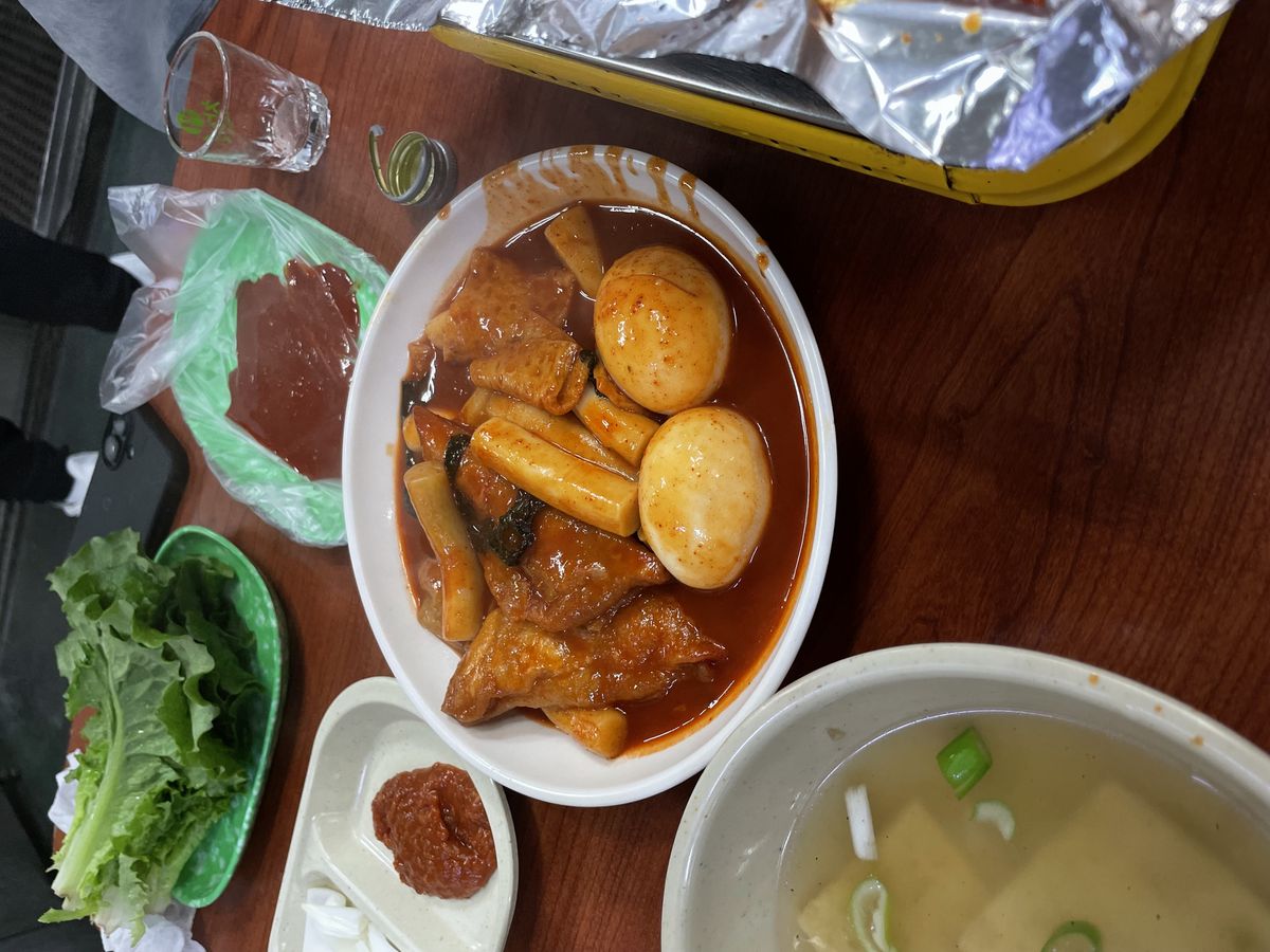 야채곱창, 떡볶이를 함께 즐기는 중곡동 야장. / 이미지 출처: 에스콰이어