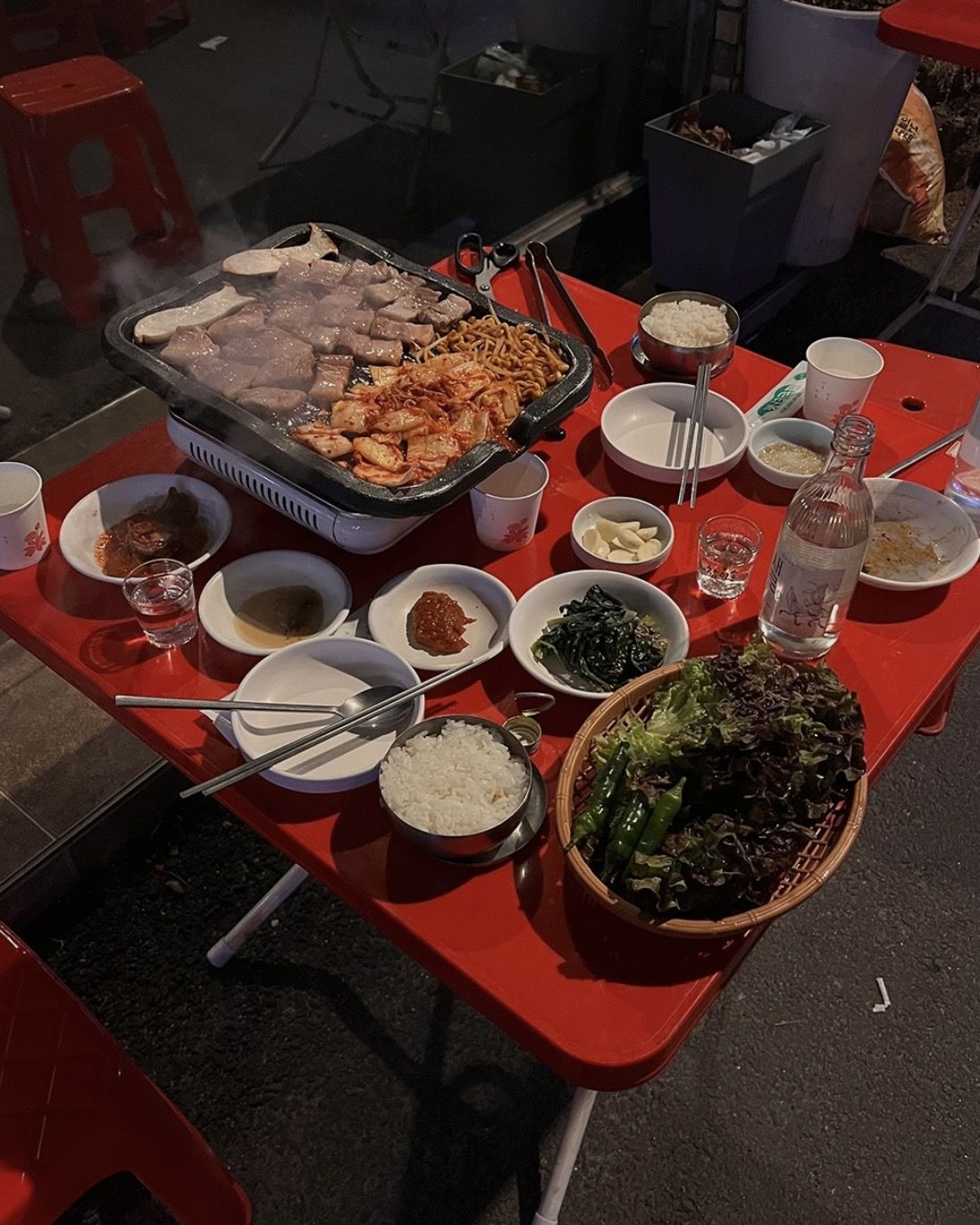 종로 골목에서 즐기는 삼겹살 야장. / 이미지 출처: 식고니 @sikgoni_