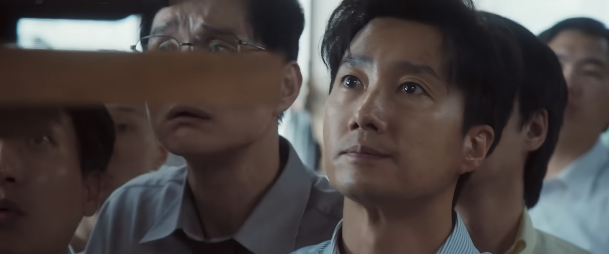 사건의 진상을 파헤치려는 신문사 부장 김재환 역을 맡은 '암살자들'의 박해일. / 이미지 출처: 하이브미디어코프 유튜브