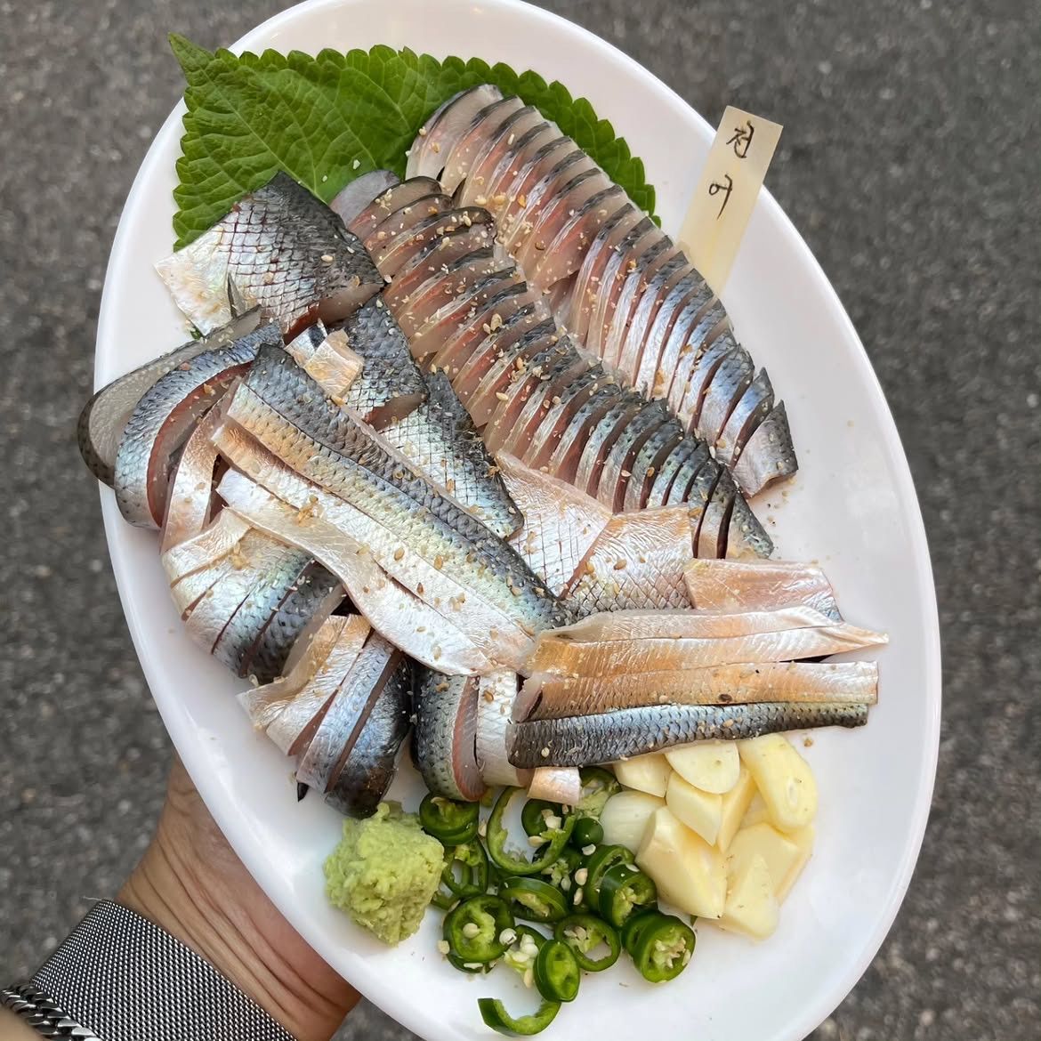 세꼬시로 즐기는 여름 햇전어. / 이미지 출처: 강릉스낵 인스타그램