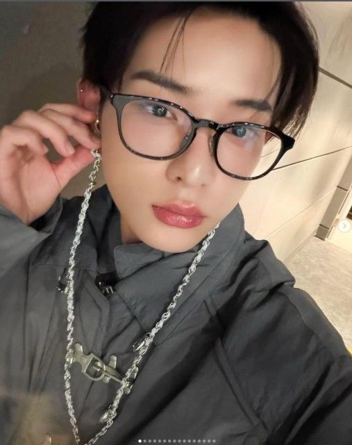 디젤의 유선 이어폰을 착용한 앤팀 하루아. / 이미지 출처: 앤팀 인스타그램 @andteam_official