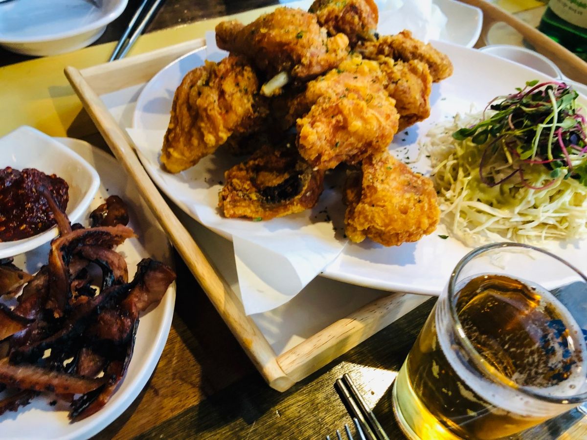 축구를 관람하며 치킨, 닭똥집 튀김 등의 안주를 먹을 수 있는 청계천 휴. / 이미지 출처: 네이버 지도 제공