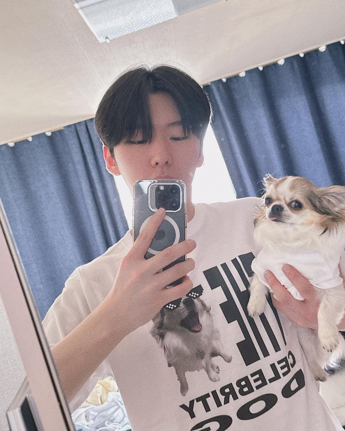 오빠 품에 폭 안긴 봉숙과 함께한 기현. / 이미지 출처: 몬스타엑스 기현 인스타그램 @yookihhh