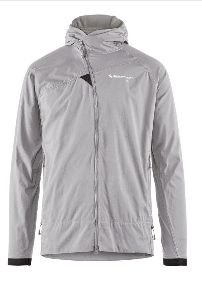 사선 지퍼 라인만 남긴 날 후디드 자켓 37만1000원 클라터뮤젠 / 이미지 출처: Klättermusen