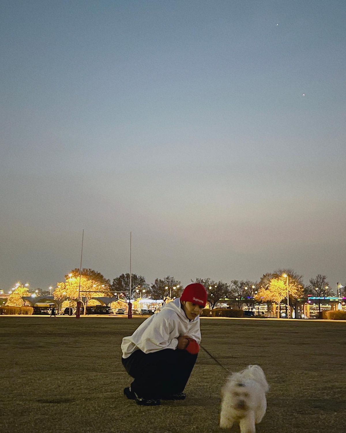 꾸마와 한강 산책에 나선 에스쿱스. / 이미지 출처: 세븐틴 에스쿱스 인스타그램 @sound_of_coups 