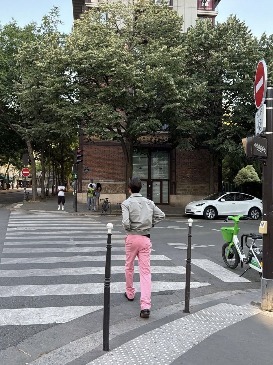 차분한 상의에 핑크색 슬림핏 팬츠로 포인트를 준 코르티스 건호. / 이미지 출처: 코르티스 인스타그램