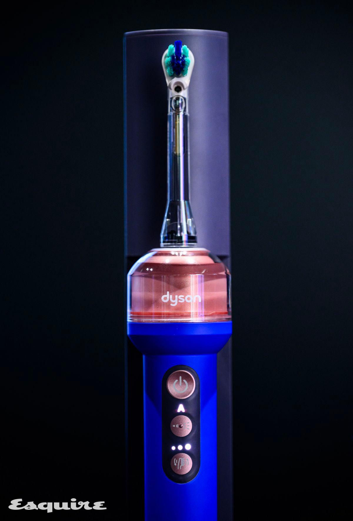 다이슨 카메라젯(Dyson CameraJet™) 전동 칫솔 + 구강 세정기의 실물. 이날 행사에서 참가자들은 카메라젯을 인공 치아에 직접 시연해 볼 수 있었다. 