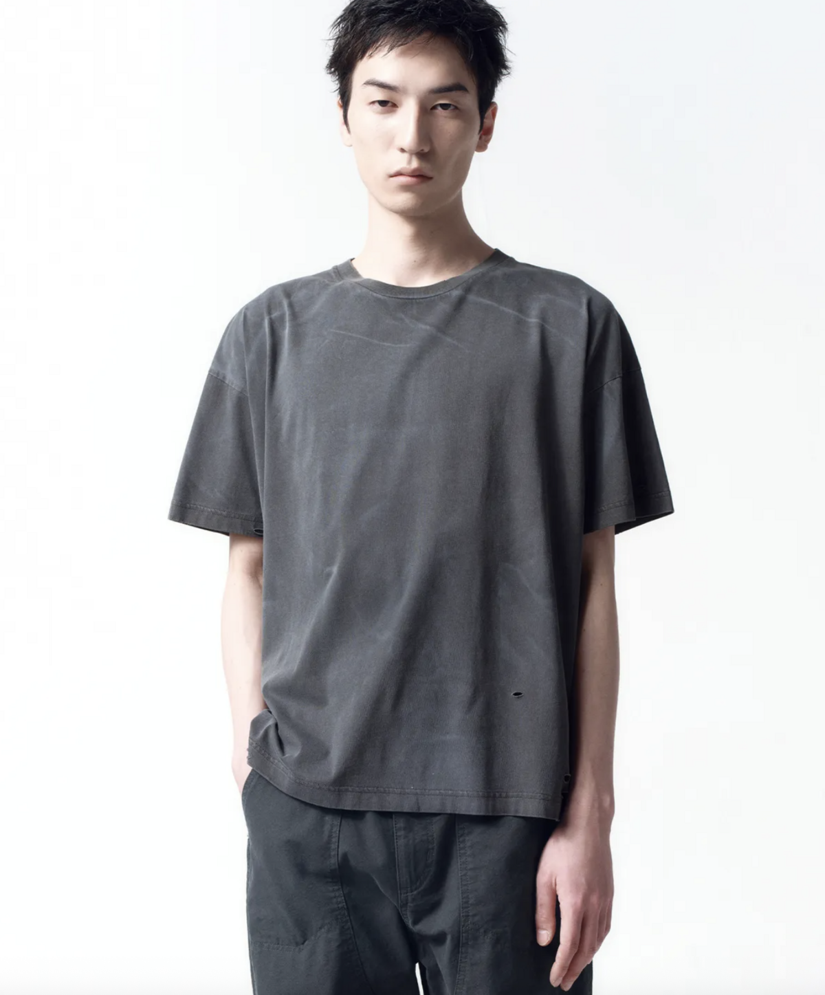 상의 끝 부분에 디스트레스드 가공을 주어 데일리로 무난하게 입을 수 있는 인사일런스 티셔츠 / 이미지 출처: 무신사