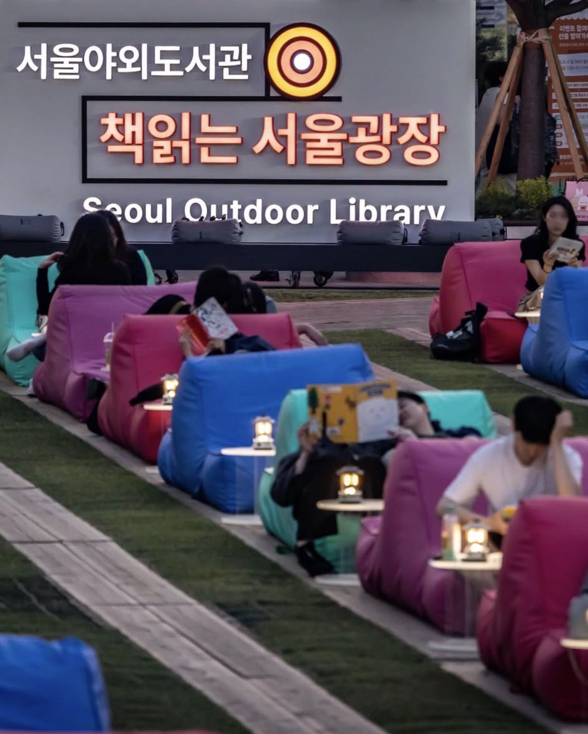 서울광장 잔디밭 위에서 열리는 서울야외도서관 '책읽는 서울광장'. / 이미지 출처: 이미지 출처: 인스타그램 @seoul_official 