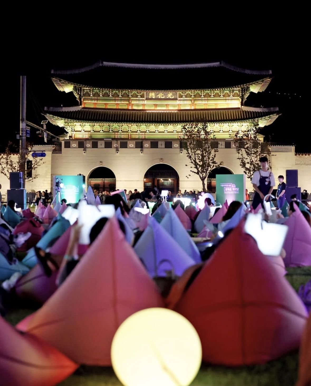 광화문을 바라보며 책 한 권의 여유를 즐길 수 있는 서울야외도서관 '광화문 책마당'. / 이미지 출처: 인스타그램 @seoul_official