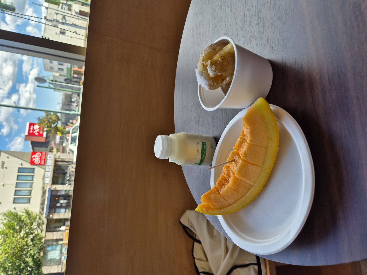 홋카이도에서 맛본 신선한 우유와 달콤한 멜론, 버터를 곁들인 감자. 좋은 식재료를 직접 맛보는 일도 홋카이도 여행의 큰 즐거움이다. / 이미지 출처: 필자 촬영