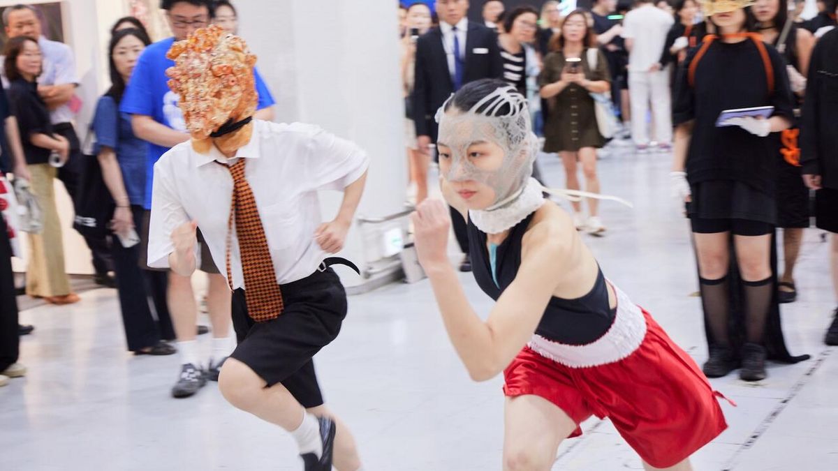 관람객이 둘러싼 전시장 한가운데서 두 퍼포머가 움직임을 선보이는 모습. 작품과 관객이 한 공간에서 맞닿는 프리즈의 현장을 보여준다. / 이미지 출처: 프리즈 홈페이지