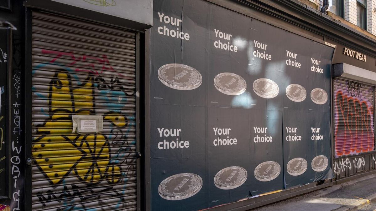 서울의 거리 벽면을 채운 동전 이미지와 ‘Your choice’ 문구. 라이언 갠더의 참여형 공공미술 프로젝트 ‘더 파인드 서울’을 알리는 장면이다. / 이미지 출처: 프리즈 홈페이지