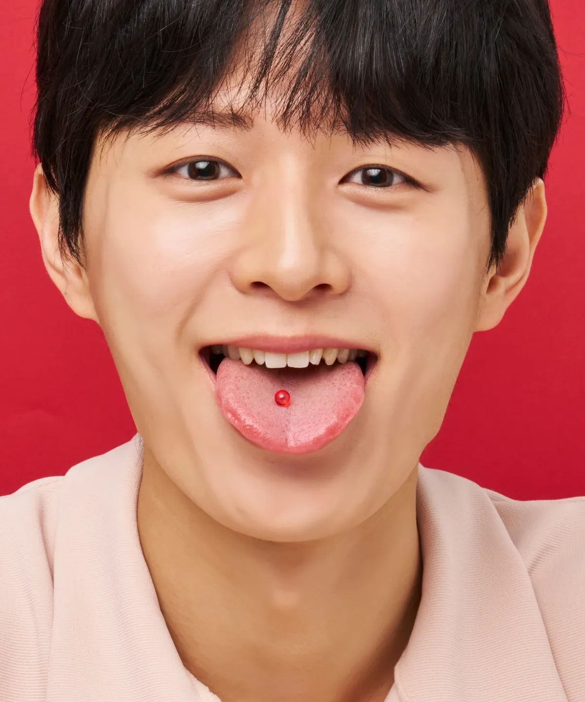 입안에 넣는 순간 응축된 민트향이 터져 나와 당장의 답답한 입안을 빠르게 환기해 주는 민트볼. / 이미지 출처: 동국제약