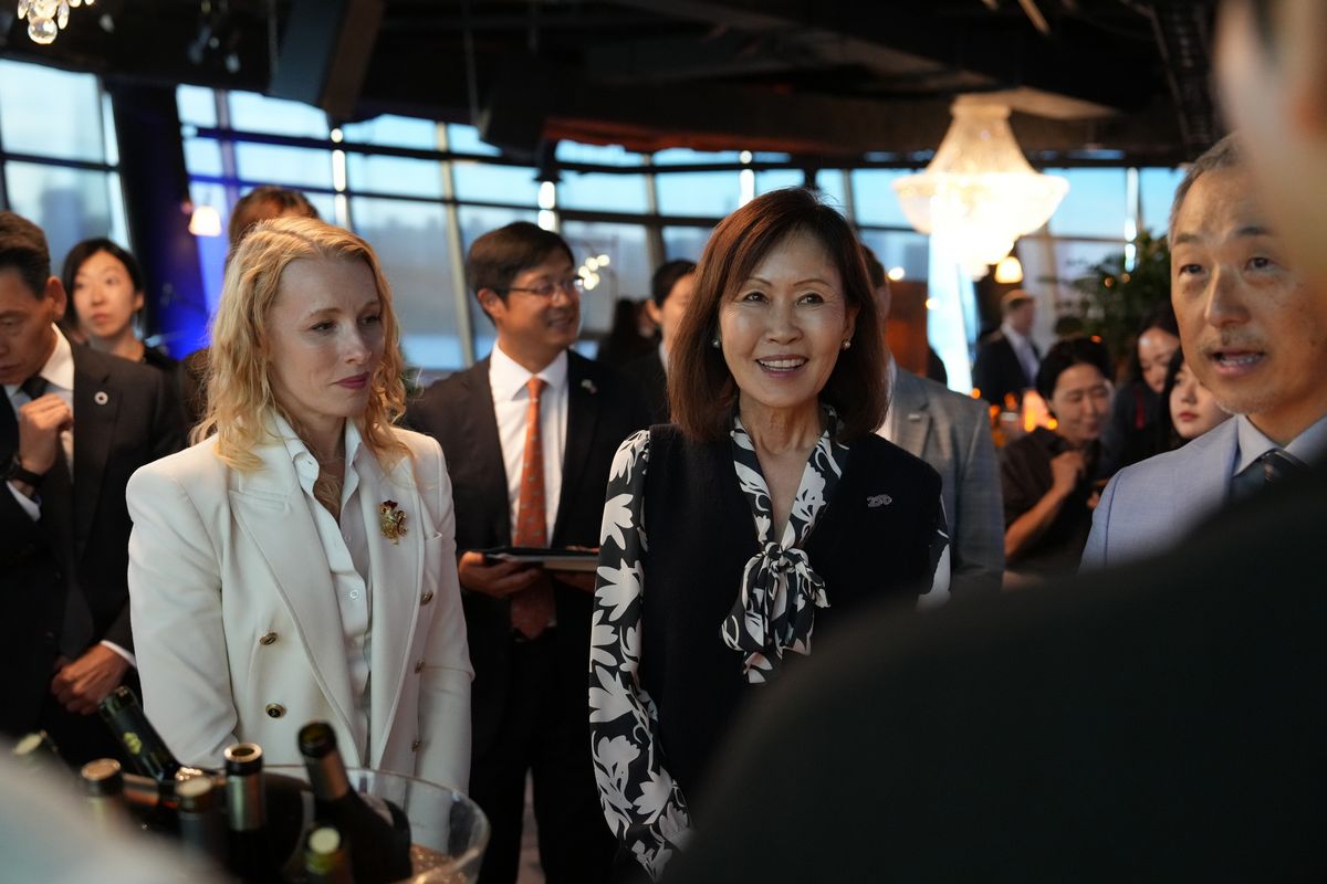 USDA 해외농업서비스 농업담당 참사관 켈리 스탠지(Kelly Stange)와 미셸 스틸 주한 미국 대사가 와인에 대해 이야기를 나누고 있다. / 출처: 캘리포니아와인협회