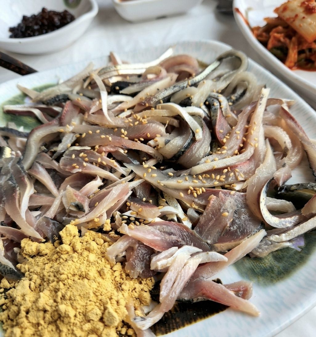 서천 홍원항 해마루횟집과 먹기 좋게 썰어낸 제철 전어 요리. 전어회부터 무침과 구이까지 다양하게 맛볼 수 있다. / 이미지 출처: 업체 제공