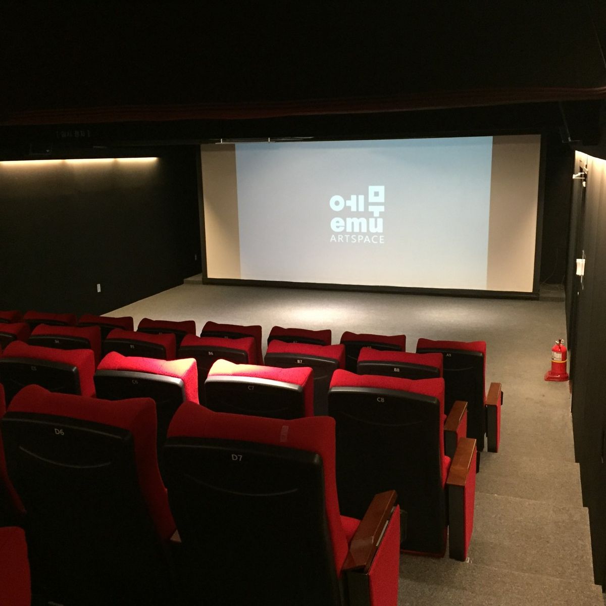 북카페와 영화관이 함께 있는 경희궁 인근 문화공간. / 이미지 출처: 네이버지도 업체 등록