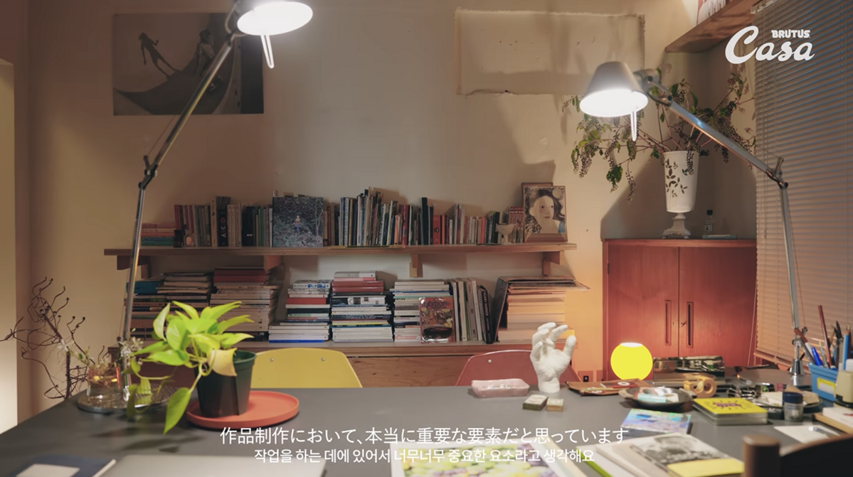 민희진의 서재 책상 좌측에 놓인 형광 스킨답서스. / 이미지 출처: 유튜브 @CasaBRUTUSmag