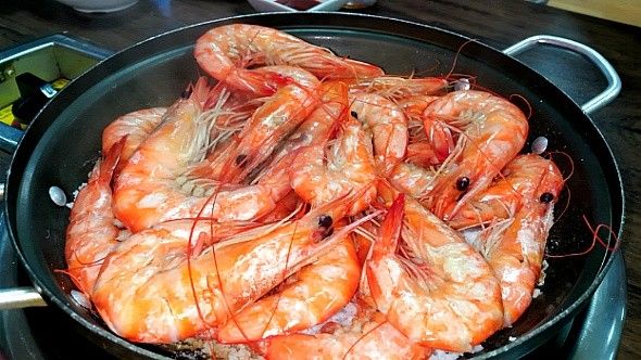 홍성 남당항 나드리회수산과 냄비 가득 붉게 익은 대하구이. 통통하게 살이 오른 가을 대하를 소금구이로 즐길 수 있다. / 이미지 출처: 업체 제공