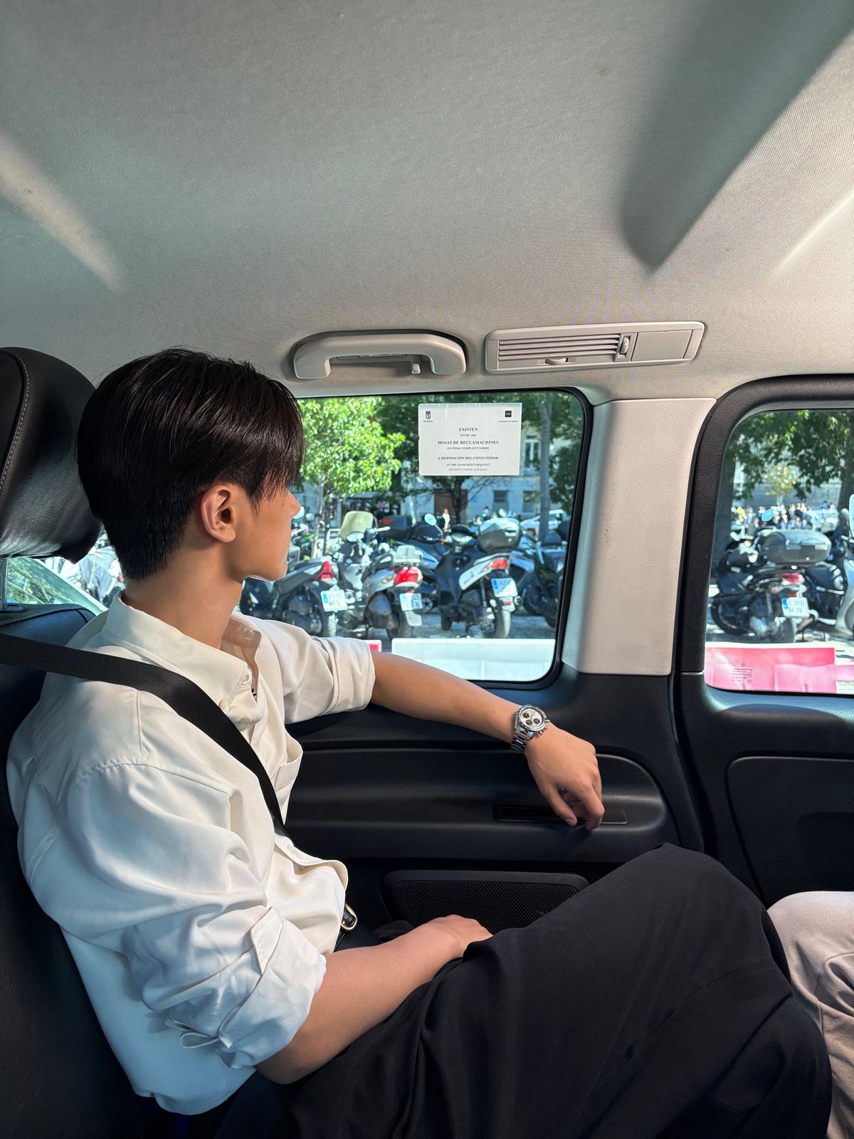 태그호이어의 까레라 크로노그래프 실버 다이얼 시계를 착용한 엔하이픈 제이. / 이미지 출처: 인스타그램 @enhypen