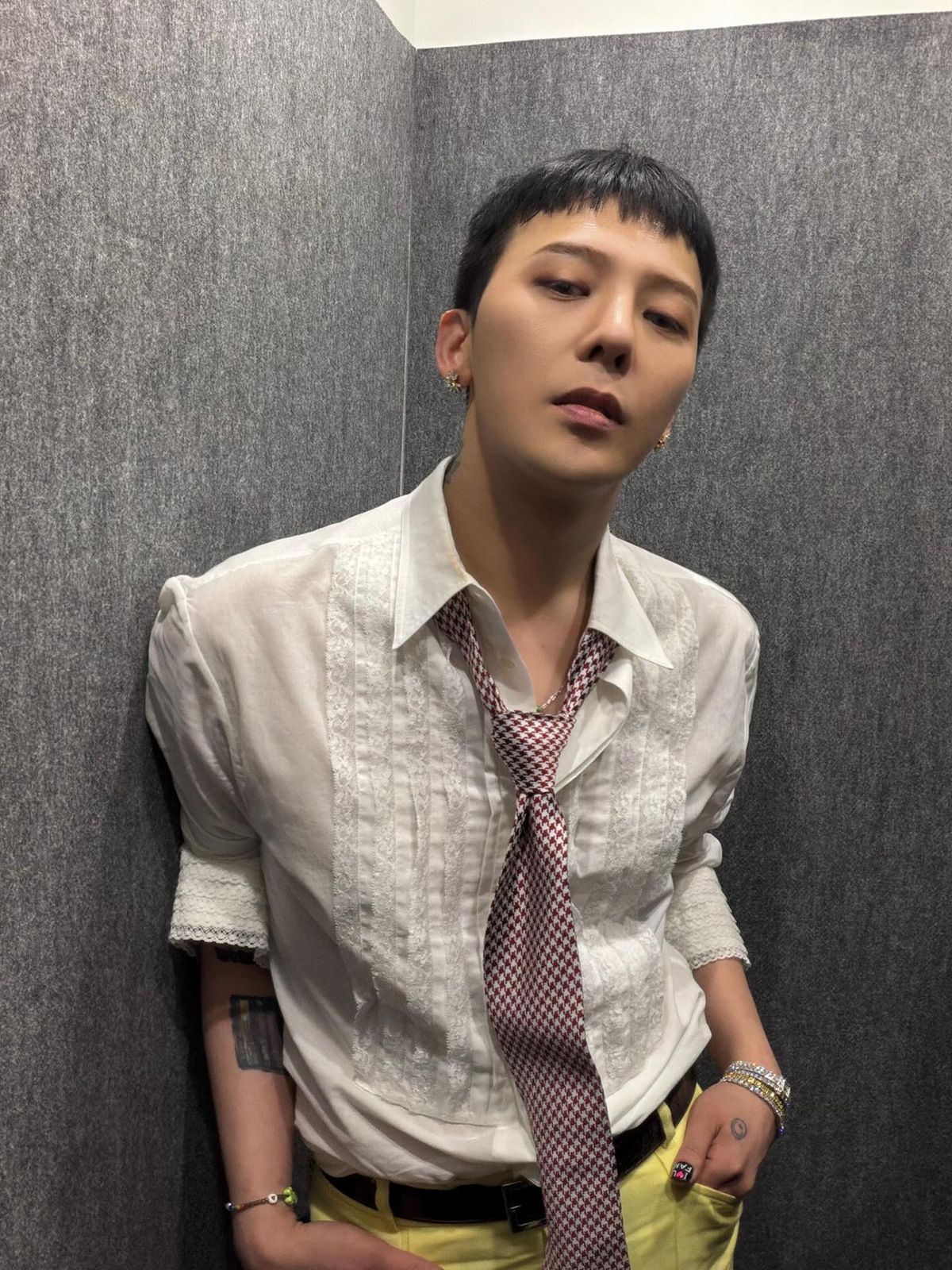 제이콥 앤 코의 다이아몬드로 세팅된 시계를 착용한 지드래곤. / 이미지 출처: 인스타그램 @8lo8lo8lowme
