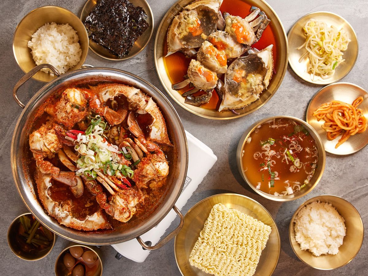 더보이즈 멤버들이 샤라웃한 꽃게 맛집. 꽃게 안에 실한 알이 일품인 꽃게 백숙도 추천! / 이미지 출처: 신사 꽃게당 신사본점