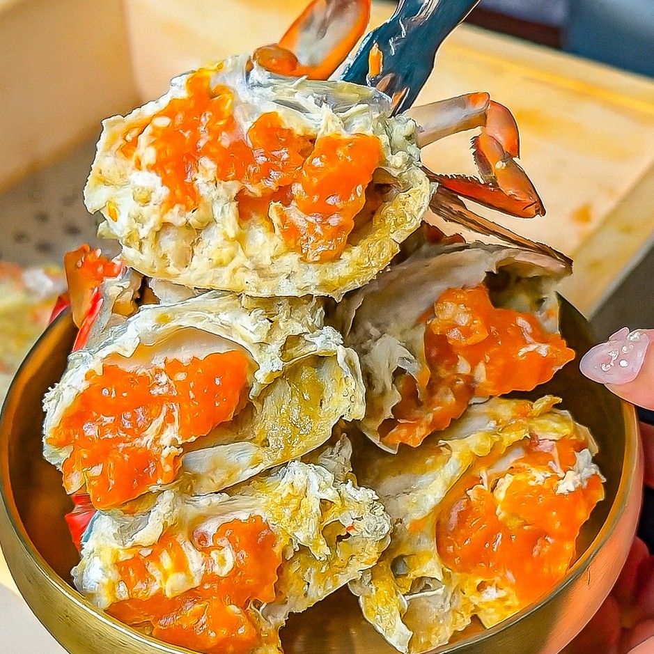 매일 6시간 이상 정성껏 끓여낸 육수로 깊고 진한 국물 맛을 자랑하는 꽃게찌개도 유명하지만 꽃게 안에 실한 알이 일품인 꽃게 백숙을 추천. / 이미지 출처: 신사 꽃게당 신사본점