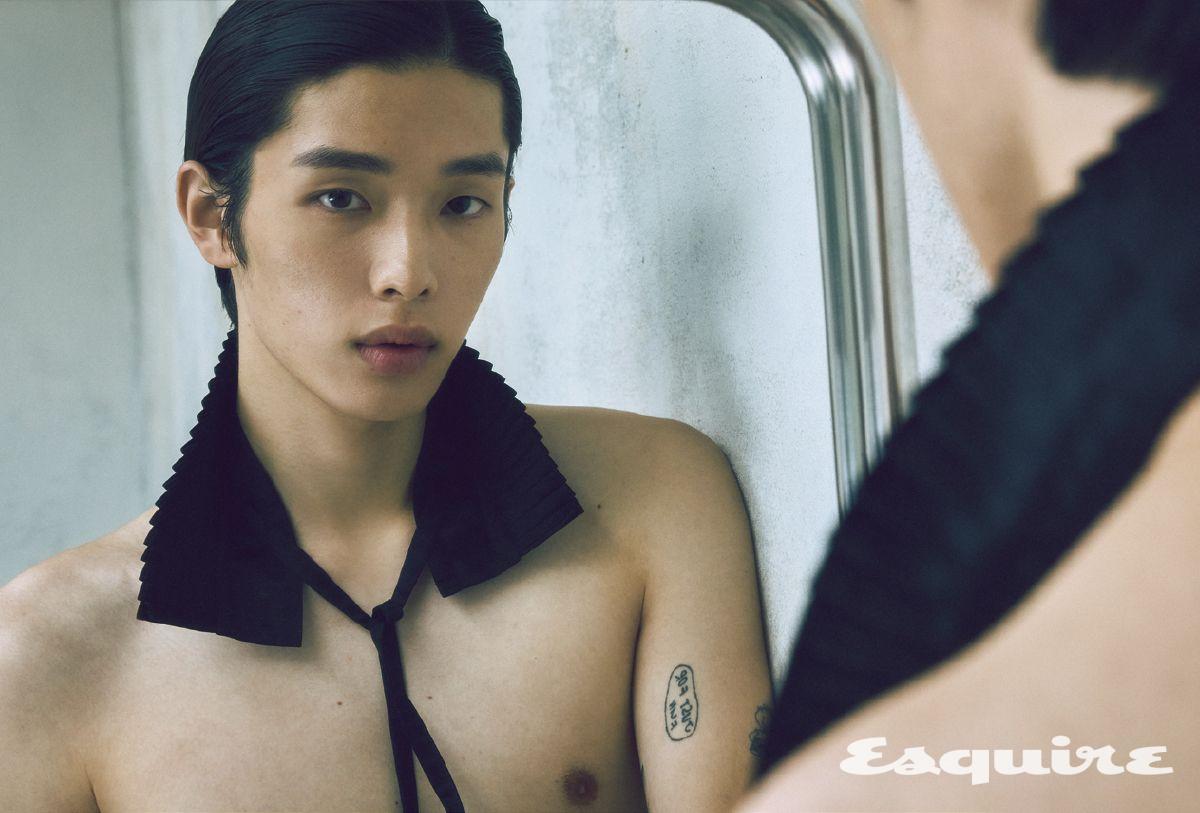 블랙 실크 새틴 플리츠 맨 칼라 가격 미정 디올.