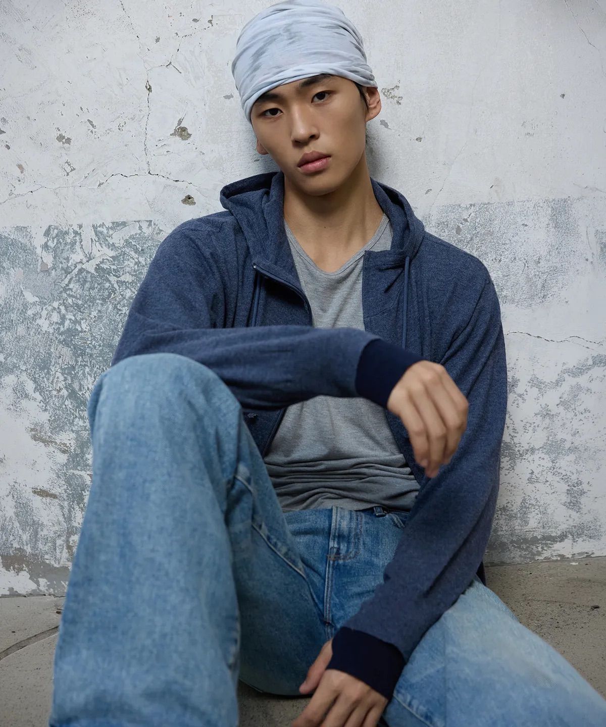 옷을 겹쳐 입은 듯한 소매 디자인과 핑거홀 디테일. / 이미지 출처: 무신사