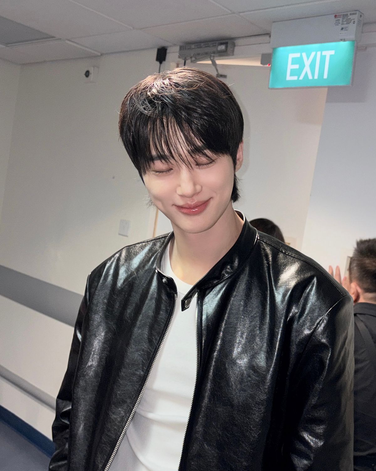 시스템 옴므의 레더 블루종 자켓을 착용한 변우석. / 이미지 출처: 인스타그램 @byeonwooseok