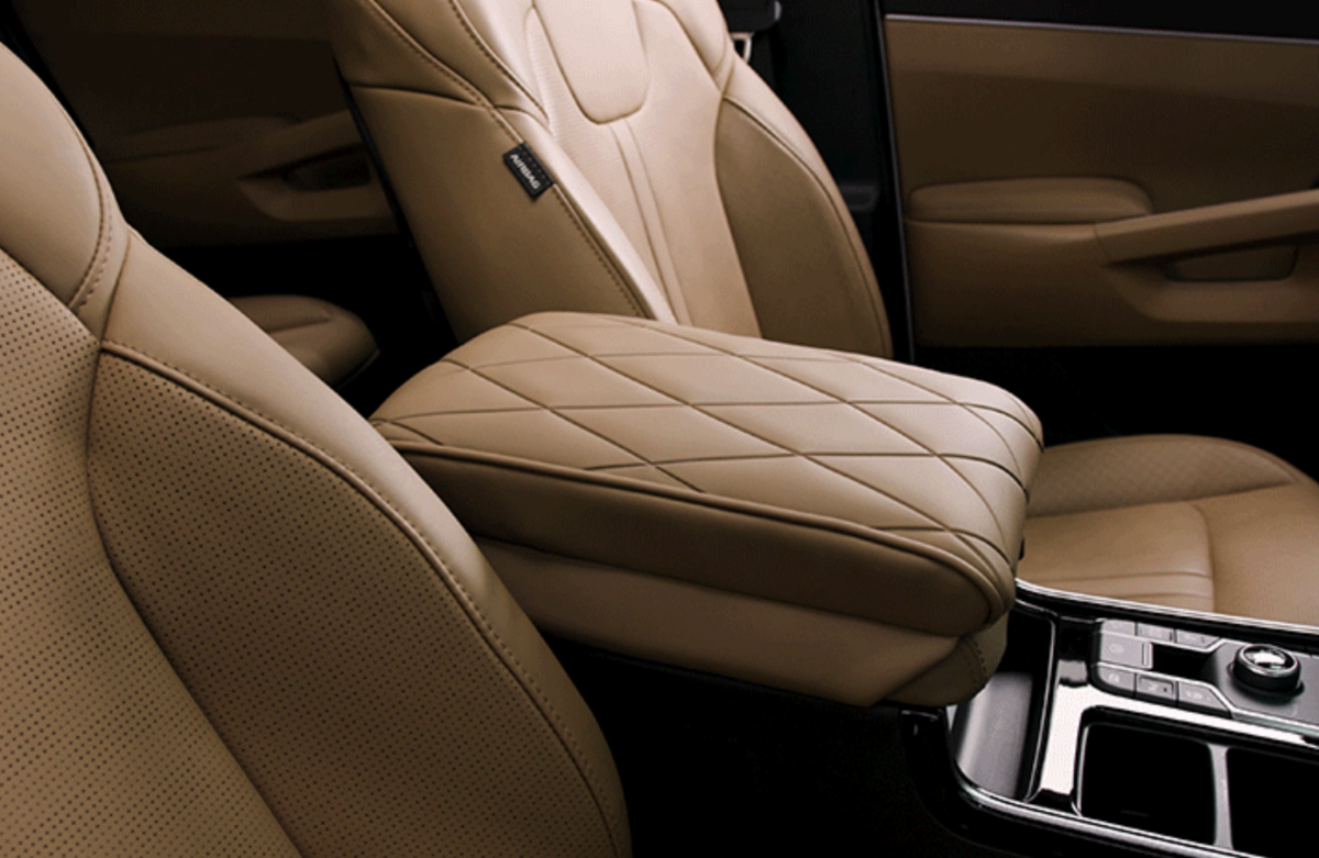 센터 콘솔 위에 장착해 팔꿈치로 쏠리는 압력을 분산하도록 설계된 전용 팔걸이 쿠션. / 이미지 출처: 무신사