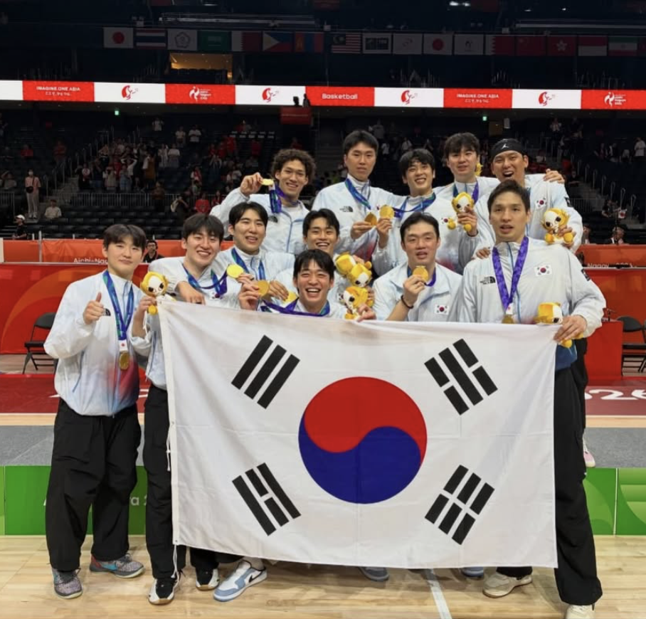 12년 만에 아시안게임 남자 농구 금메달을 획득한 대한민국 국가대표팀. / 이미지 출처: 이현중 인스타그램 @hylee.1023