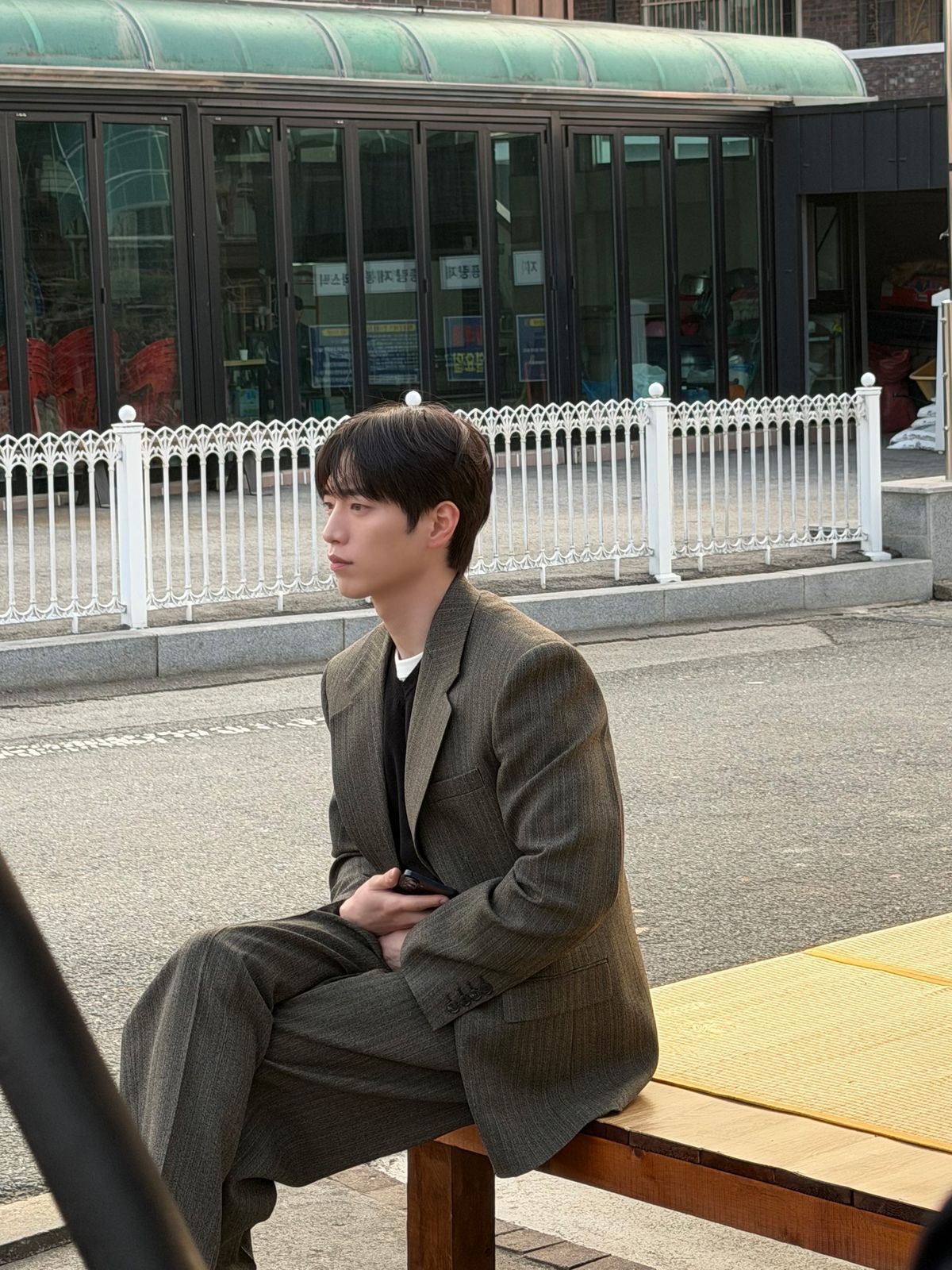 수트 안에 편안한 이너를 매치해 격식은 덜고 자연스러운 분위기를 살린 서강준의 오피스 캐주얼 룩. / 이미지 출처: 배우 서강준 공식 인스타그램 @seokj1012