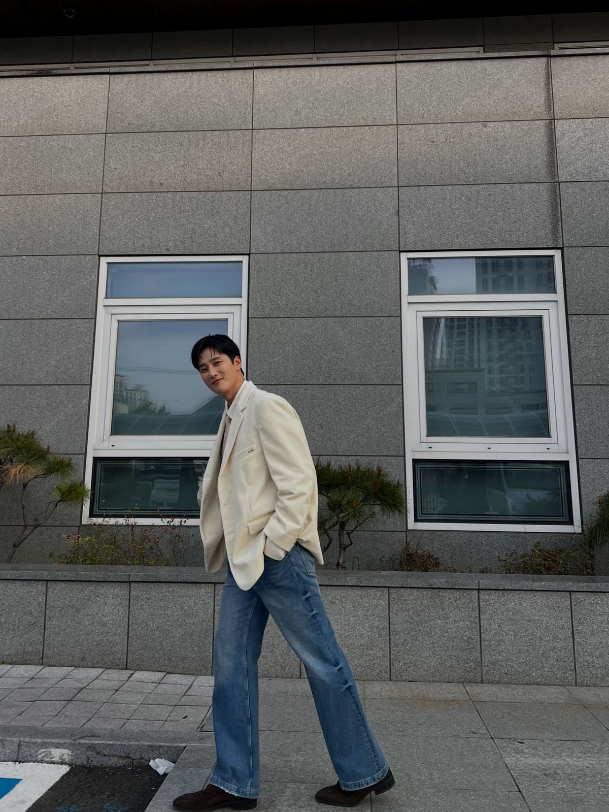 화이트 재킷에 데님을 매치해 한층 가볍고 여유로운 진이수의 변화를 보여주는 착장 / 이미지 출처: 배우 안보현 공식 인스타그램 @bohyunahn