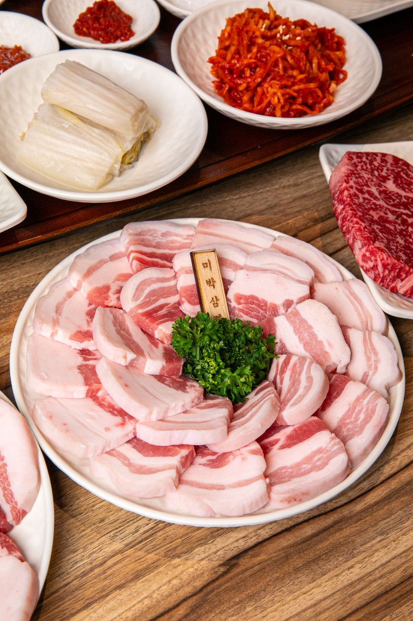 두툼한 껍데기가 쫄깃한 맛을 선사하는 봉산정육의 대표 메뉴 미박삼겹 로스. / 이미지 출처: 봉산정육 공식 인스타그램 @bongsan_official_
